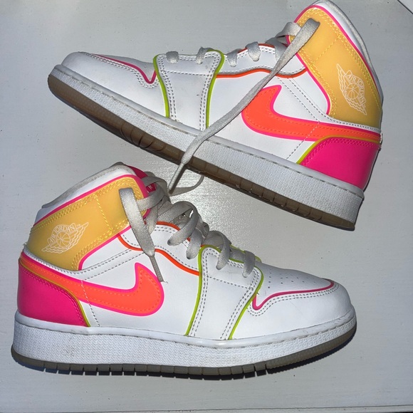 Air Jordan 1 Mid SE GS ‘Edge Glow’ - Picture 1 of 4